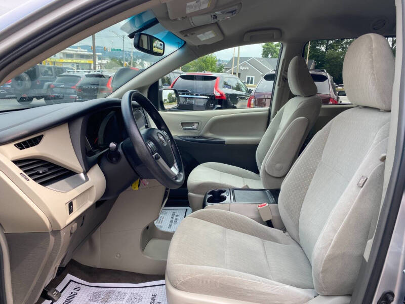 2017 Toyota Sienna LE 8-Passenger