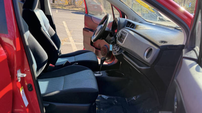 2012 Toyota Yaris 5-Door SE