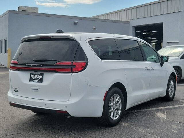 2027 Chrysler Pacifica Select