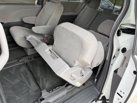 2017 Toyota Sienna LE 8-Passenger
