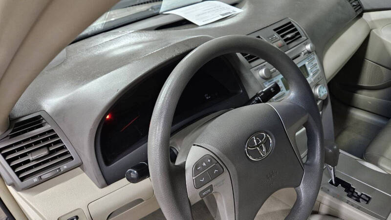 2009 Toyota Camry LE photo 27