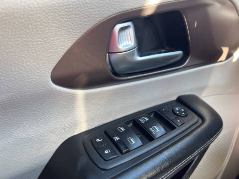 2023 Chrysler Voyager LX