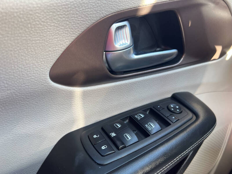 2023 Chrysler Voyager LX