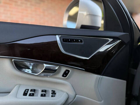 2016 Volvo XC90 T6 Momentum