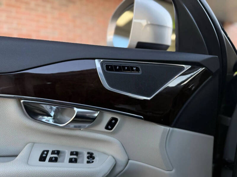 2016 Volvo XC90 T6 Momentum