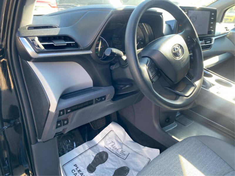 2022 Toyota Sienna LE 8-Passenger