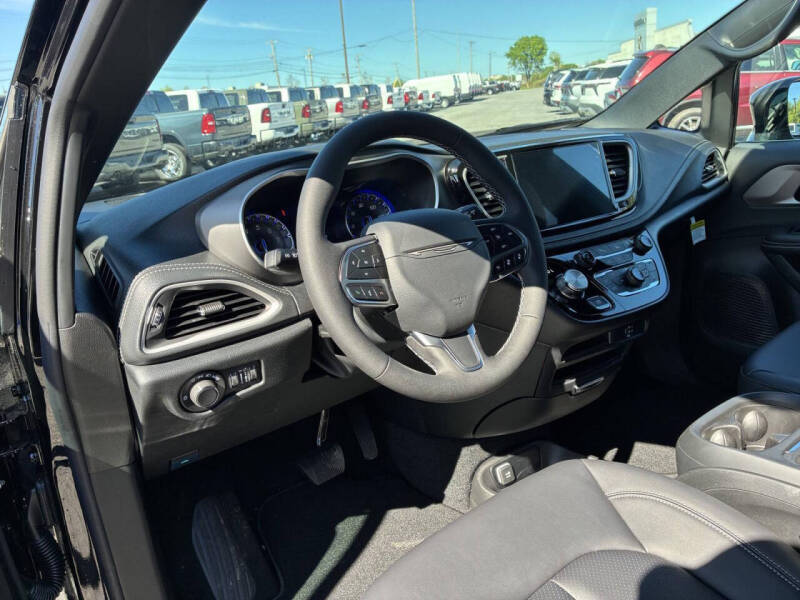 2027 Chrysler Pacifica Select