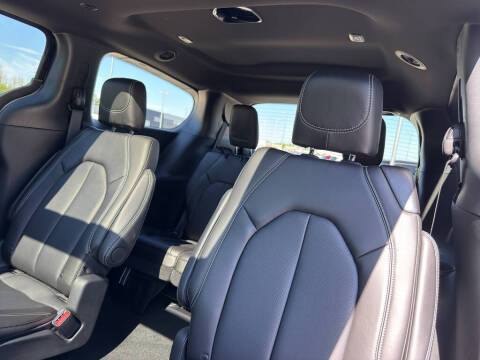 2027 Chrysler Pacifica Select