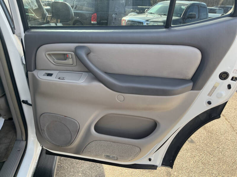 2004 Toyota Sequoia SR5