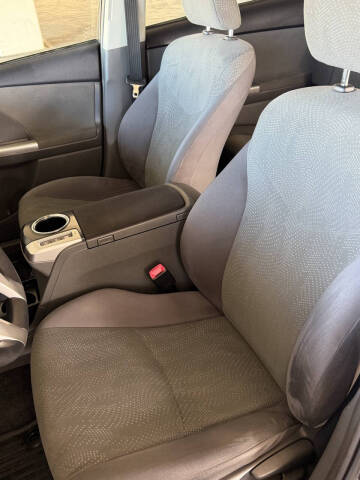 2014 Toyota Prius v Five