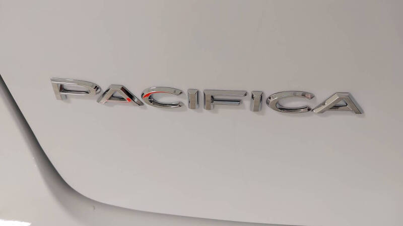 2027 Chrysler Pacifica Select