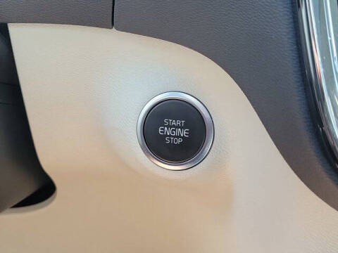 2024 Volvo XC40 B5 Plus Bright Theme