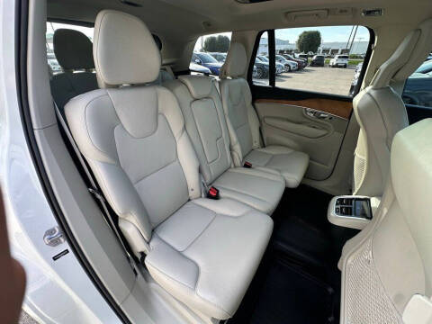 2022 Volvo XC90 T6 Momentum 7-Passenger