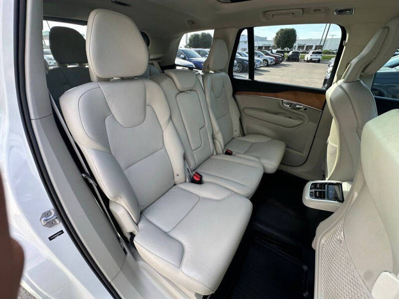 2022 Volvo XC90 T6 Momentum 7-Passenger