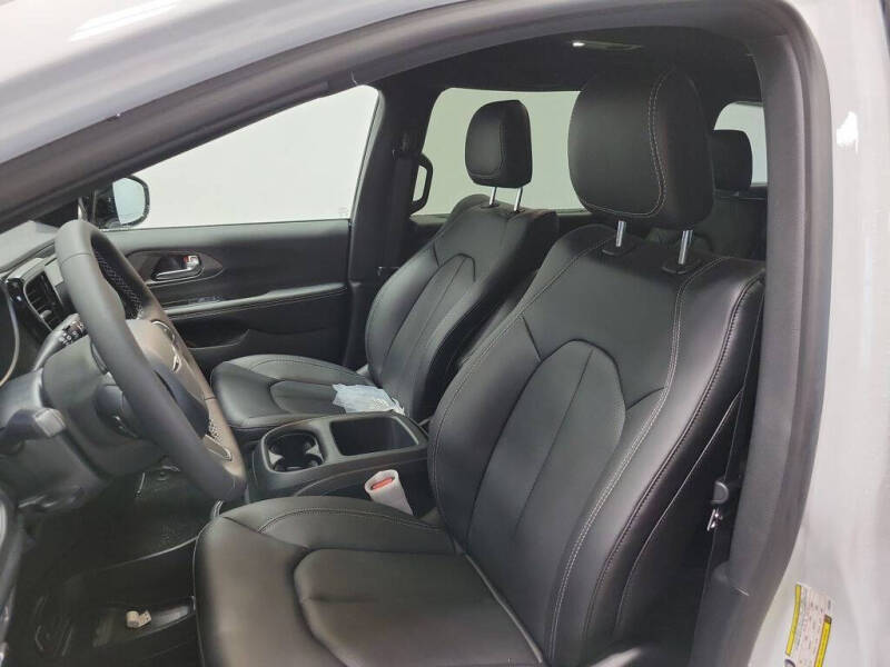 2026 Chrysler Voyager LX