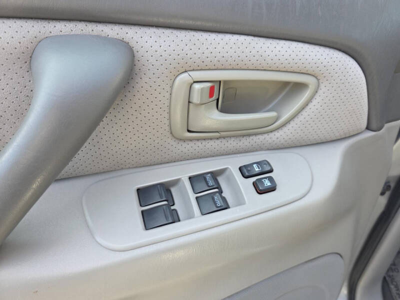 2004 Toyota Sequoia SR5