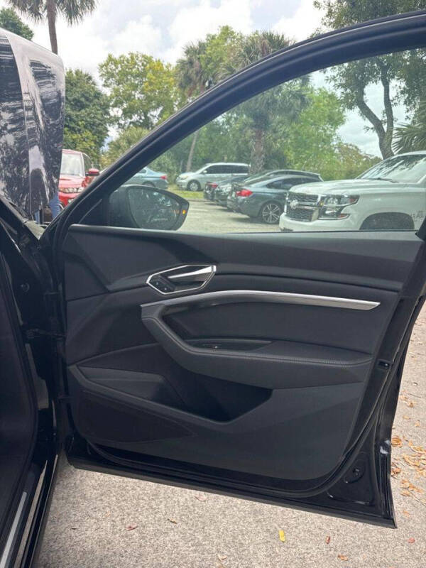 2021 Audi e-tron quattro Premium