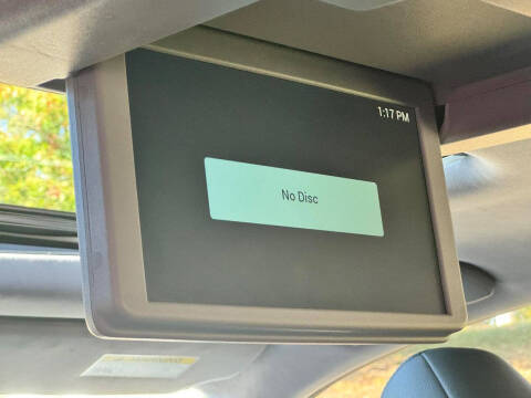 2022 Honda Pilot Touring w/Rear Captain's Chairs