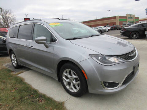 2018 Chrysler Pacifica for sale at Fox River Motors, Inc in Green Bay WI