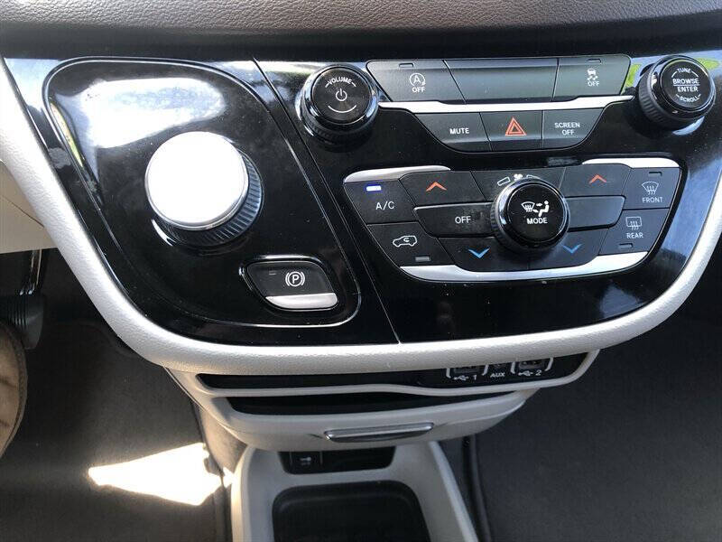 2021 Chrysler Voyager LX