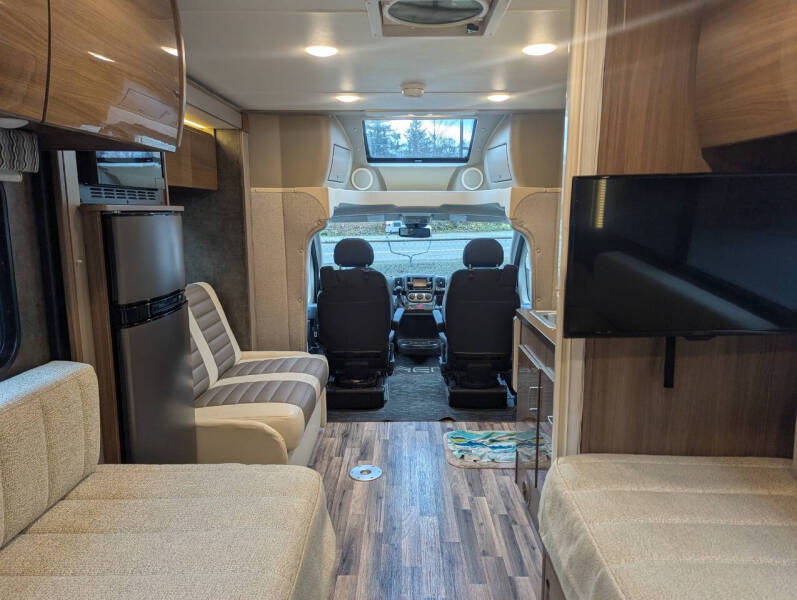 2018 Winnebago Trend 23D / 23ft