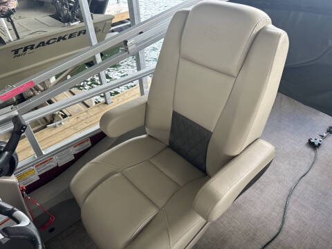 2022 Sun Tracker 24 DLX