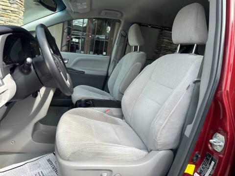 2015 Toyota Sienna LE 7-Passenger Auto Access Seat