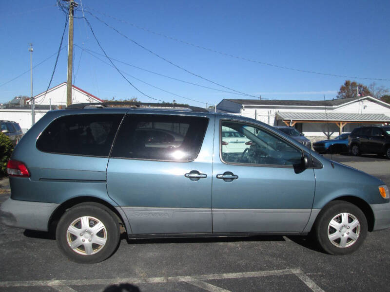 2002 Toyota Sienna LE photo 3