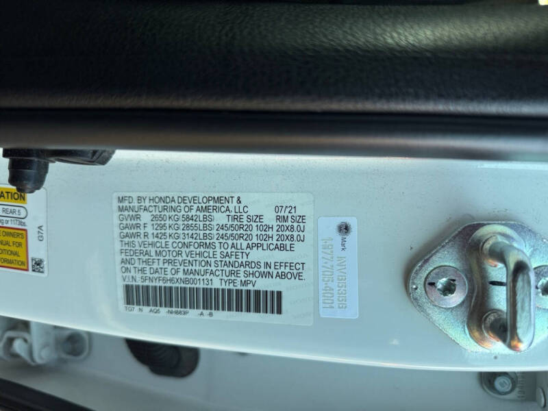 2022 Honda Pilot Touring w/Rear Captain's Chairs