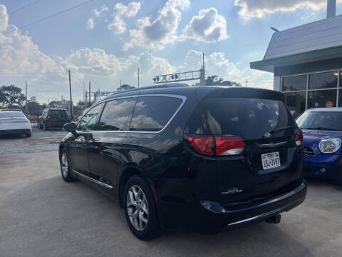 2017 Chrysler Pacifica Touring-L Plus