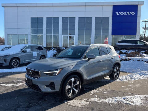2025 Volvo XC40 B5 Plus Bright Theme