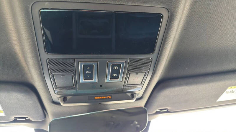 2024 Land Rover Defender 130 P400 X-Dynamic SE