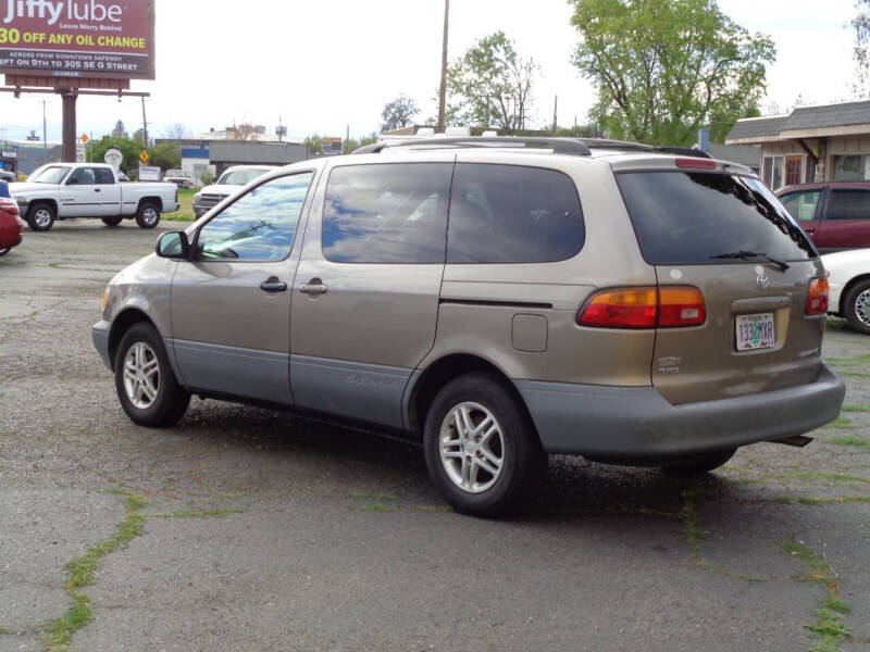 1998 Toyota Sienna LE