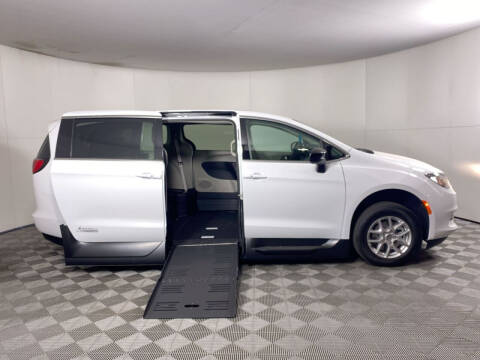 2024 Chrysler Voyager LX