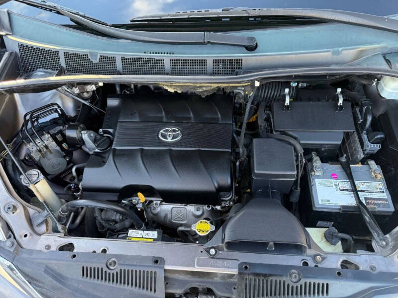 2011 Toyota Sienna LE 7-Passenger Auto Access Seat