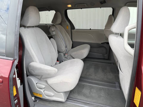 2014 Toyota Sienna LE 8-Passenger