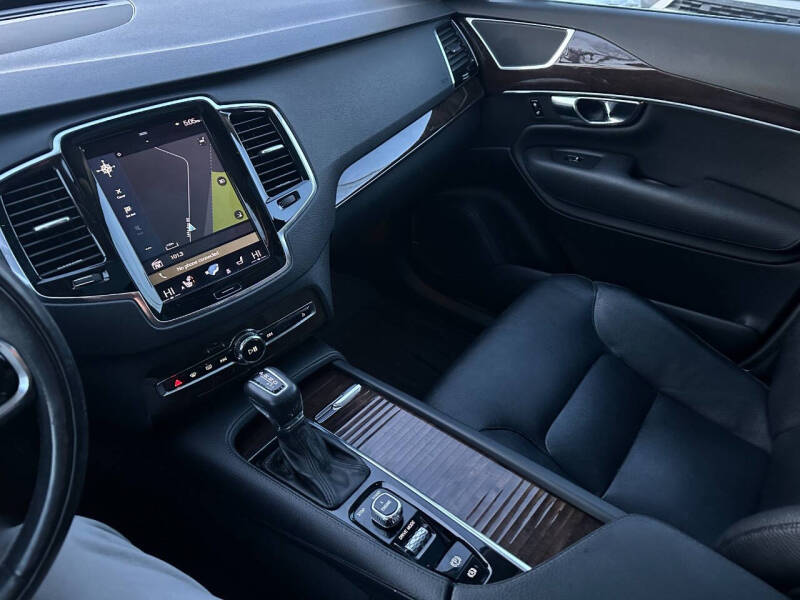 2016 Volvo XC90 T6 Momentum