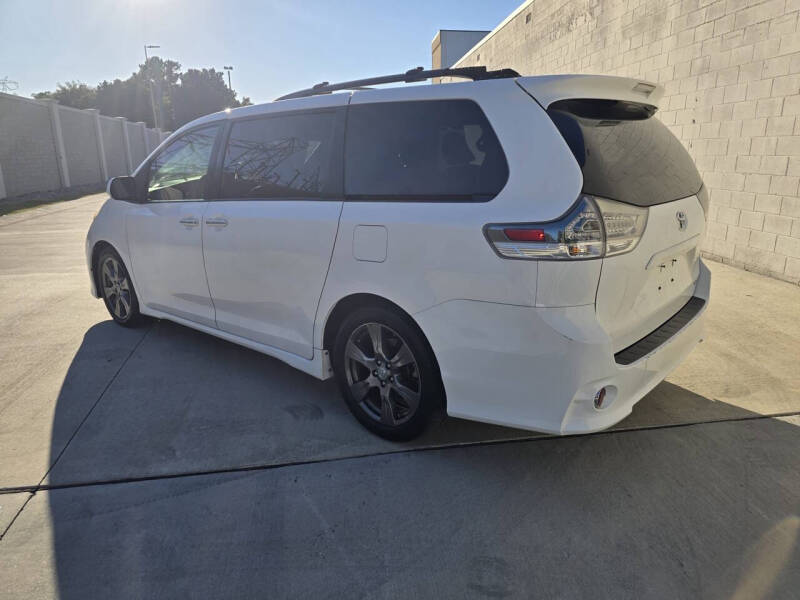 2017 Toyota Sienna SE Premium photo 7