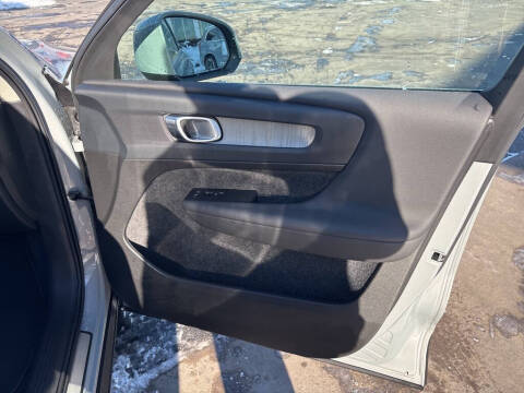 2025 Volvo XC40 B5 Plus Bright Theme