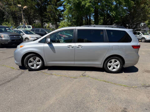 2015 Toyota Sienna LE 8-Passenger