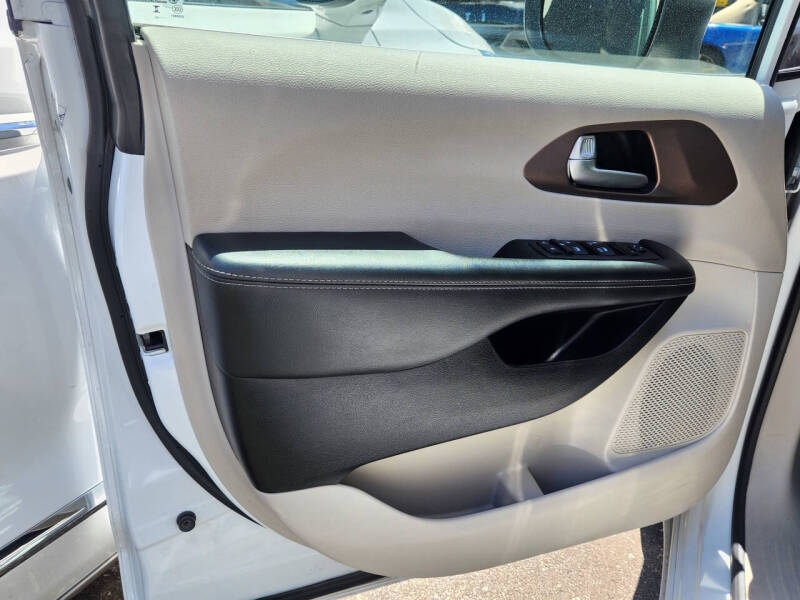 2023 Chrysler Voyager LX