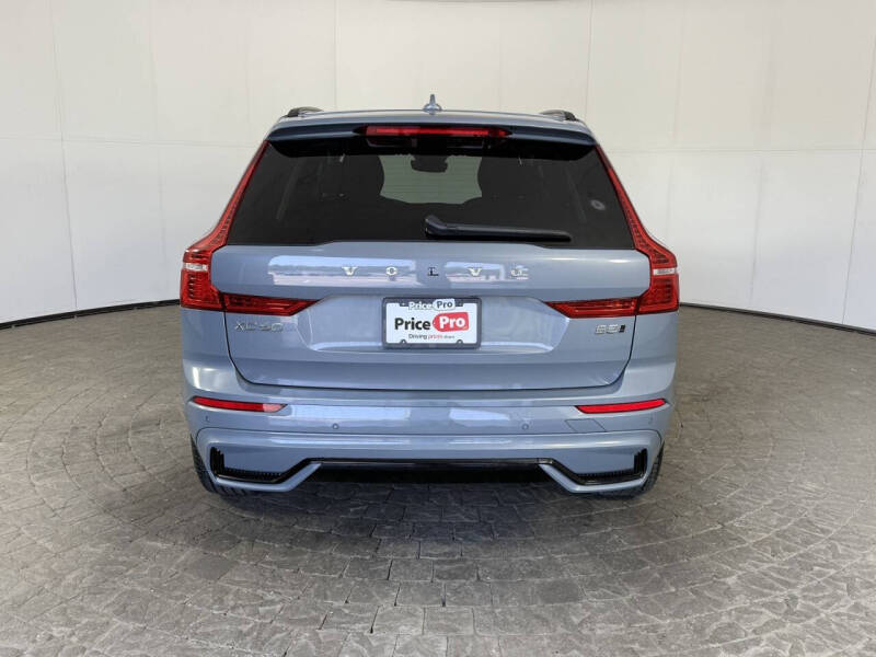 2024 Volvo XC60 B5 Core Dark Theme