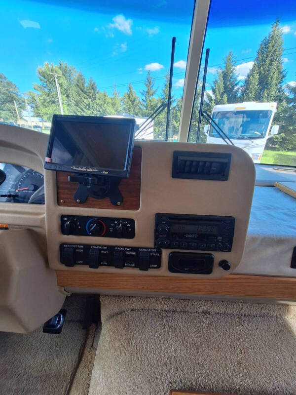 2002 Winnebago Adventurer