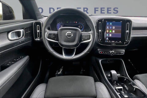 2023 Volvo XC40 B4 Ultimate Dark Theme