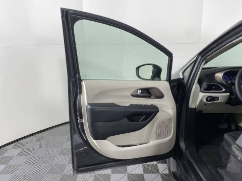 2022 Chrysler Voyager LX