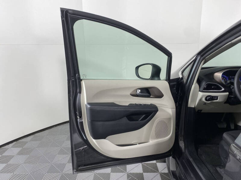 2022 Chrysler Voyager LX