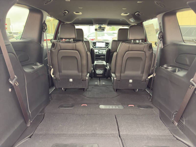 2027 Chrysler Pacifica Select