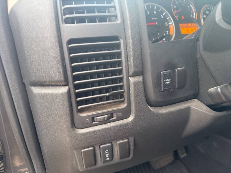 2011 Nissan Titan SV