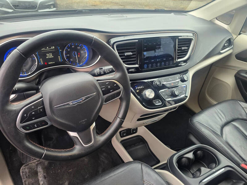 2017 Chrysler Pacifica Touring-L