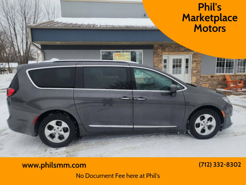 2017 Chrysler Pacifica Touring-L Plus's photo